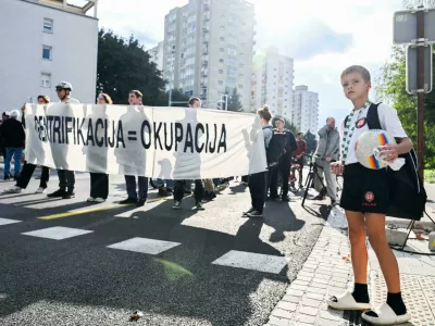 29.09.2025 Protest prebivalcev Savskega naselja na Linhartovi censti - Civilna iniciativa Savsko naselje in PLAC - Participativna Ljubljanska Avtonomna Cona - protestni shod Savčank in Savčanov, pa tudi drugih enakomislečih someščanov. FotoNik Erik Neubauer