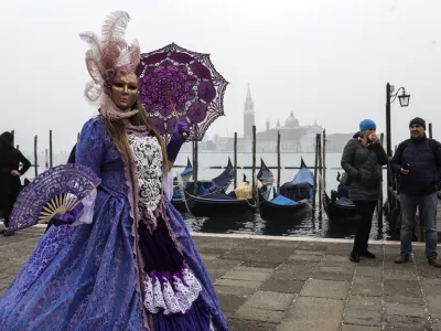 ﻿- ljudje nosijo zaščitne maske za preprečevanje okužbe s korona virusom -- Benetke - zaradi širjenja koronavirusa prepovedane vse javne prireditve, vključno z beneškim pustnim karnevalom - 25.02.2020 – ITALIJA – Koronavirus - žarišče koronavirusa v Italiji je v Lombardiji, več okuženih je še v Benečiji, ter Emiliji-Romanji - število okuženih z virusom SARS-CoV-2 na evropskih tleh se je povzpelo na 229 in doslej zahteval sedem življenj, //FOTO: Jaka Gasar / Foto: Jaka Gasar