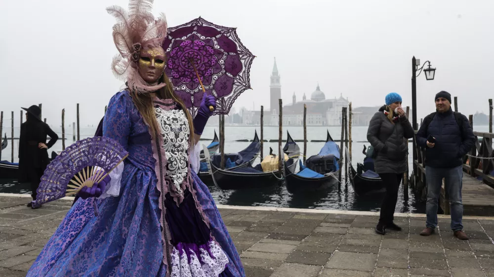 ﻿- ljudje nosijo zaščitne maske za preprečevanje okužbe s korona virusom -- Benetke - zaradi širjenja koronavirusa prepovedane vse javne prireditve, vključno z beneškim pustnim karnevalom - 25.02.2020 – ITALIJA – Koronavirus - žarišče koronavirusa v Italiji je v Lombardiji, več okuženih je še v Benečiji, ter Emiliji-Romanji - število okuženih z virusom SARS-CoV-2 na evropskih tleh se je povzpelo na 229 in doslej zahteval sedem življenj, //FOTO: Jaka Gasar / Foto: Jaka Gasar