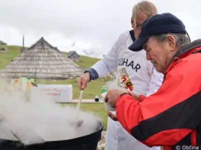 Ob tej priložnosti bo že ob 10. uri pred vhodom v Vetrnice potekalo odkritje spominskega obeležja dolgoletnemu bajtarju Janezu Vrenjaku &ndash; &raquo;Stegnu&laquo;, ki je s svojo predanostjo pustil neizbrisen pečat v skupnosti. Foto: Občina Kamnik