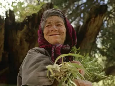 Agafija nabira zelišča in gozdne plodove, prav tako verjame, da je corona virus preživela zaradi molizve.  Foto: posnetek zaslona youtube