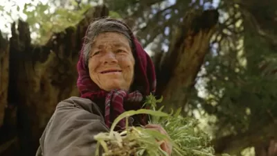 Agafija nabira zelišča in gozdne plodove, prav tako verjame, da je corona virus preživela zaradi molizve.  Foto: posnetek zaslona youtube