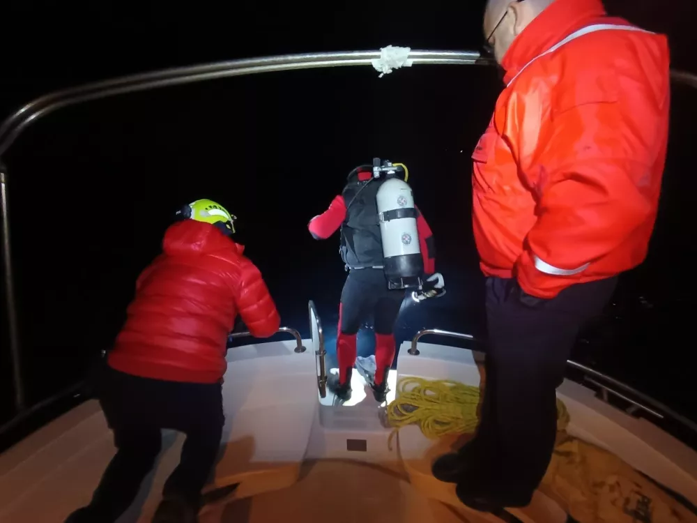 03.10.2025., Senj - Četiri osobe poginule su u teškoj prometnoj nesreći koja se jučer poslijepodne dogodila na Jadranskoj magistrali kod Senja. Osobni automobil zagrebačkih registarskih oznaka sletio je u more u naselju Bunica kod Senja. Na teren su odmah upućene žurne službe, a u potragu su bili uključeni i ronioci Hrvatske gorske službe spašavanja iz Gospića. Tijelo jedne osobe je plutalo, dok su ronioci iz mora izvukli još tri tijela. U automobilu su bila dva muškarca i dvije žene. Photo: HGSS/PIXSELL