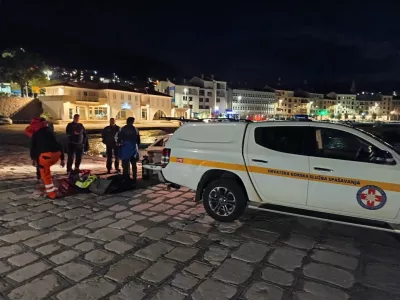 03.10.2025., Senj - Četiri osobe poginule su u teškoj prometnoj nesreći koja se jučer poslijepodne dogodila na Jadranskoj magistrali kod Senja. Osobni automobil zagrebačkih registarskih oznaka sletio je u more u naselju Bunica kod Senja. Na teren su odmah upućene žurne službe, a u potragu su bili uključeni i ronioci Hrvatske gorske službe spašavanja iz Gospića. Tijelo jedne osobe je plutalo, dok su ronioci iz mora izvukli još tri tijela. U automobilu su bila dva muškarca i dvije žene. Photo: HGSS/PIXSELL