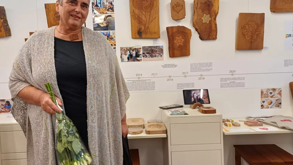 Po 50 letih mojstrstva &scaron;e vedno rezbari