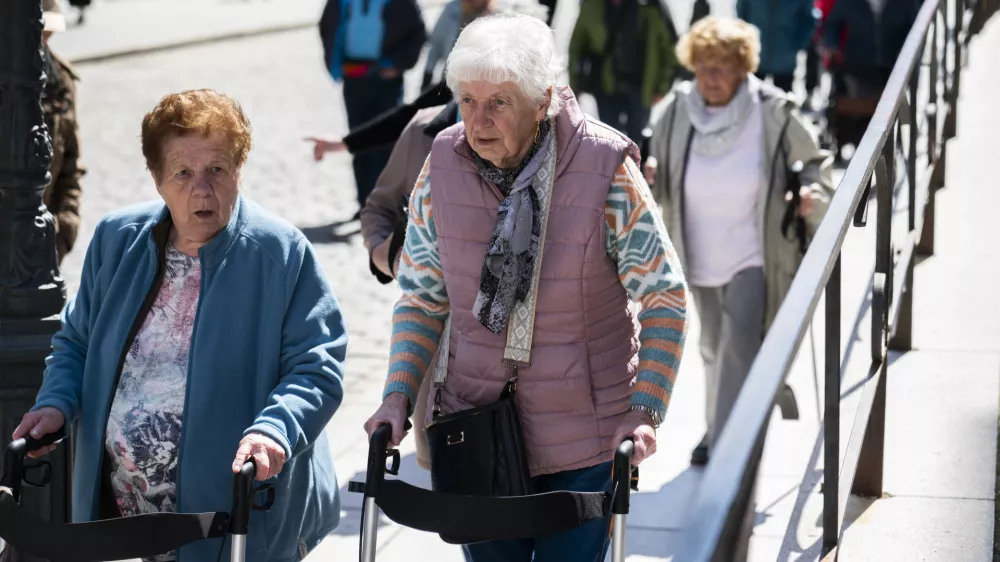 V pokoj še zdaleč ne odhajamo samo umret