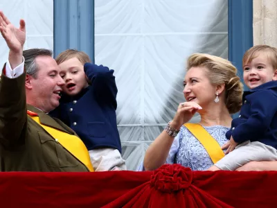 Luxembourg's Grand Duke Guillaume, his wife Grand Duchess Stephanie and Princes Charles and Francois appear on the balcony of the Grand Ducal Palace in Luxembourg, October 3, 2025. REUTERS/Yves Herman   TPX IMAGES OF THE DAY
