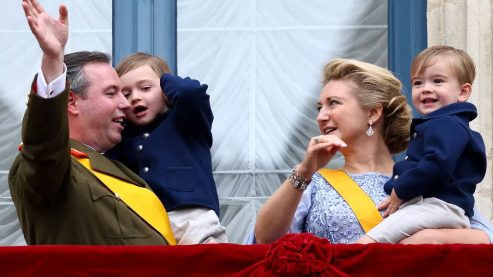 Luxembourg's Grand Duke Guillaume, his wife Grand Duchess Stephanie and Princes Charles and Francois appear on the balcony of the Grand Ducal Palace in Luxembourg, October 3, 2025. REUTERS/Yves Herman   TPX IMAGES OF THE DAY
