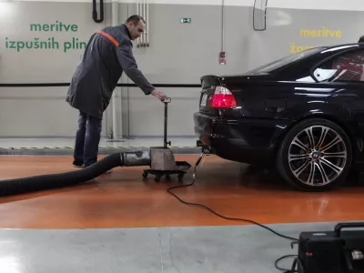 ﻿- izpušni plini - meritve izpušnih plinov v skladu z direktivami EU, - 05.11.2015 - Tehnični pregledi Interservice d.o.o., Leskoškova 11 v Ljubljani - tehnični pregled za motorna in priklopna vozila - avtomobilizem  //FOTO: Luka Cjuha.