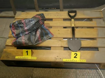 Vreča, polna legure, in lopata