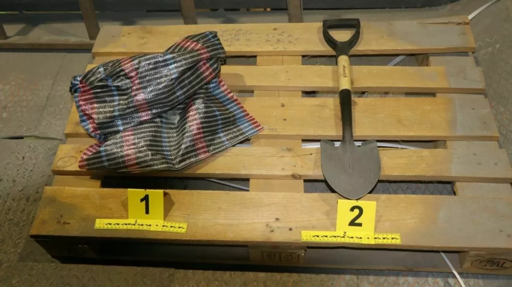 Vreča, polna legure, in lopata