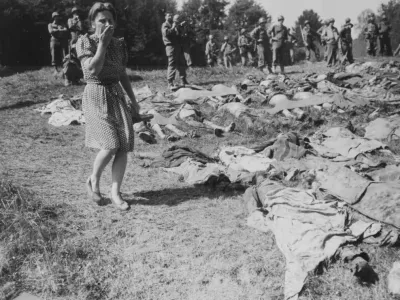 Mnogi Nemci so &scaron;ele po vojni spoznali obseg grozor, ki so jo povzročili nacisti. Na sliki je Nemka, ob njej pa je 800 trupel suženjskih delavcev, ki so jih SS-ovci pobili nedaleč od Nameringa..