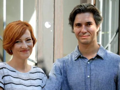 Ljubljana, pred sedezem stranke Levica.Izjava vrha stranke Levica po imenovanju nove sestave izvrsnega odbora stranke.Poslanec Levice Miha Kordis, novoizvoljena koordinatorka Levice Asta Vrecko in dosedanji koordinator Levice Luka Mesec.