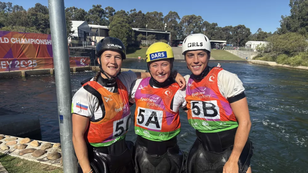 Avstralija, Sydney.Slovenska reprezentanca v slalomu na divjih vodah je tretji dan svetovnega prvenstva v avstralskem Penrithu osvojila tretje mesto. Kajakasice Eva Alina Hocevar, Ajda Novak in Lea Novak.Foto: Kajakaska zveza Slovenije