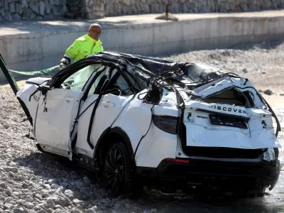Iz morja so potegnili beli avto land rover discovery, v katerem so malteški turisti umrli.