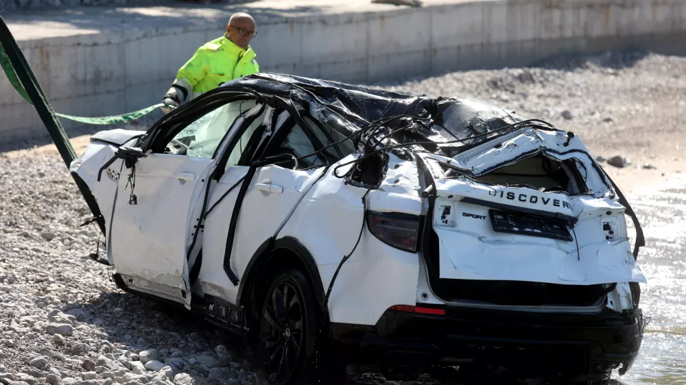 Iz morja so potegnili beli avto land rover discovery, v katerem so malteški turisti umrli.