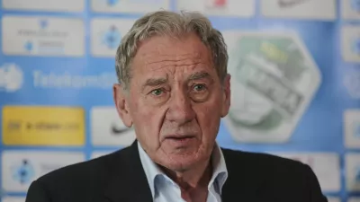 ﻿predsednik NK Olimpija Ljubljana Milan Mandarić- 20.04.2016 - nogometni klub Olimpija - novinarska konferenca    ///FOTO: Luka Cjuha..