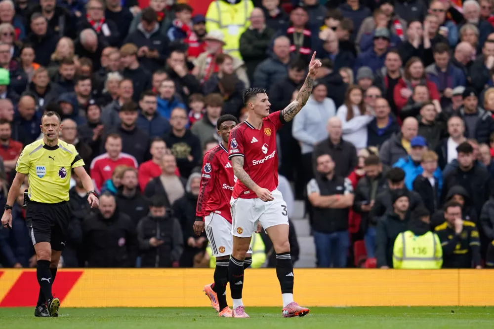 Manchester United's Benjamin Sesko celebrates scoring his side's 2nd goal during the English Premier League soccer match between Manchester United and Sunderland at Old Trafford stadium in Manchester, England, Saturday, Oct. 4, 2025. (AP Photo/Dave Thompson)