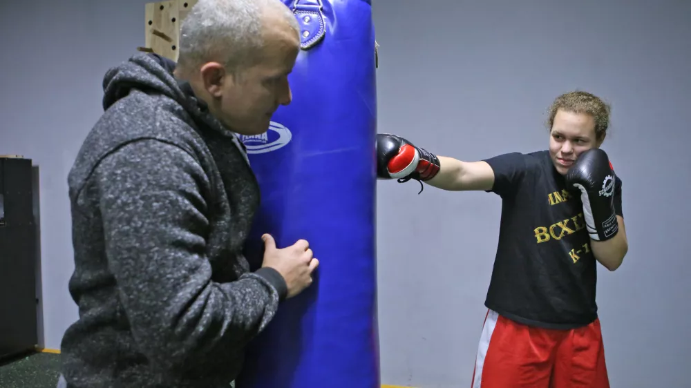 ﻿- 20.11.2017 - boksarski trener Rudi Pavlin in najboljša slovenska boksarka Ema Kozin, ki si je po naslovu svetovne prvakinje srednje kategorije po verziji WBU priborila še naslova po verzijah WBC in WBF. //FOTO: Tomaž Skale