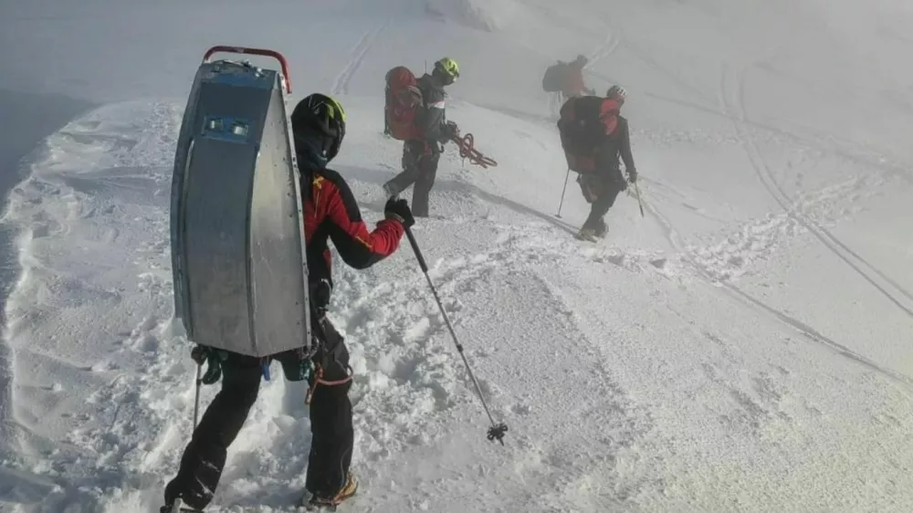 Bohinjski gorski reševalci na pomoč zasutim v plazu. 
