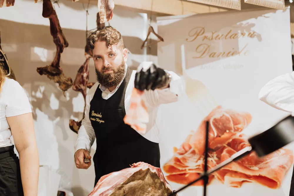 V Tinjanu v bližini Pazina, ki se nahaja v samem osrčju Istre, bo od petka, 18. oktobra 2024, do nedelje, 20. oktobra 2024, potekal Mednarodni sejem pršuta (ISAP).