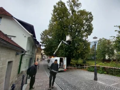Umetnik Urban Modic je že začel z novoletnim okraševanjem Ljubljane. Foto: Vesna Levičnik