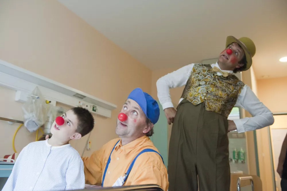 Rdeči noski razveseljujejo tudi v domovih upokojencev