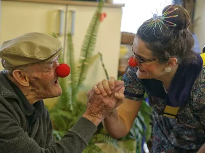 Rdeči noski razveseljujejo tudi v domovih upokojencev