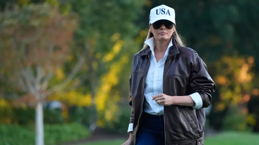 First lady Melania Trump walks toward the residence after arriving on the South Lawn of the White House on Marine One with President Donald Trump Sunday, Oct. 5, 2025, in Washington. (AP Photo/Manuel Balce Ceneta) / Foto: Manuel Balce Ceneta