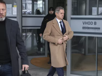 - 04.12.2024 - predsednik vlade Robert Golob je bil vabljen na zaslišanje na KPK - v sklopu preiskave o domnevnih političnih pritiskih na delo policije zaslišala predsednika vlade Roberta Goloba in več prič. Med njimi so tudi nekdanja notranja ministrica Tatjana Bobnar, bivši vršilec dolžnosti generalnega direktorja policije Boštjan Lindav, aktualna državna sekretarka na notranjem ministrstvu Tina Heferle in bivši državni sekretar na tem ministrstvu Branko Lobnikar//FOTO: Jaka Gasar