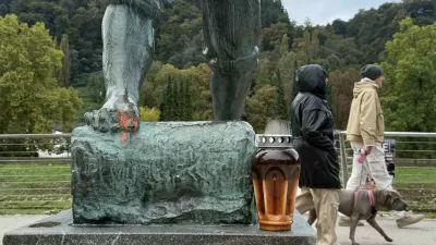 Policisti po lokalih iskali najstnika, ki naj bi ubil 82-letnika