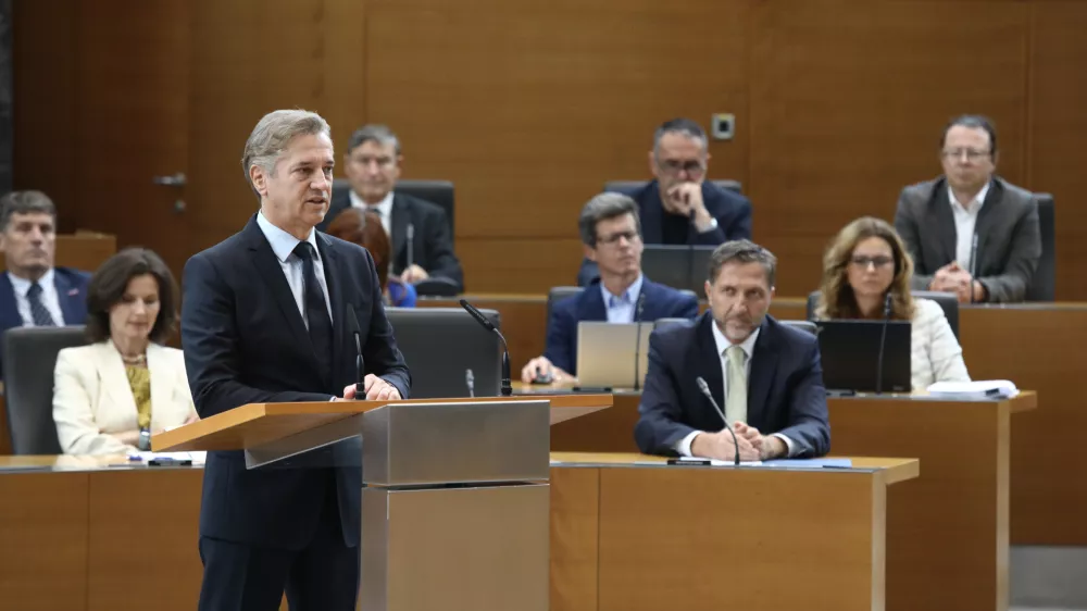 Predsednik vlade Rober Golob in Minister za finance Klemen Boštjančič6.10.2025 - izredna seja DZ, na kateri bodo predstavili proračunski memorandum 2026-2027, predlog sprememb proračuna RS za leto 2026 in predlog proračuna RS za leto 2027; DZ,Foto: Luka Cjuha