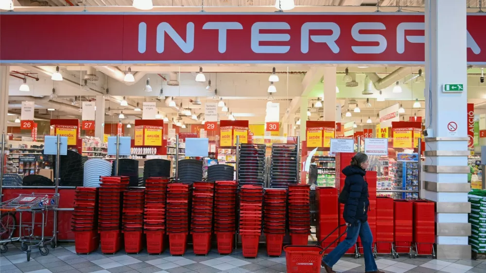 A customer pulls a shopping cart at the Interspar store in Szolnok about 110 km to east from Hungarian capital Budapest on March 17, 2025. In a bid to quell growing consumer anger about rampant inflation, Hungarian premier Viktor Orban has introduced price controls on several basic foodstuffs. By launching food price controls -- which countries like Greece and Romania have also imposed -- the nationalist premier seeks to curb rising prices ahead of next year's elections.,Image: 981377403, License: Rights-managed, Restrictions:, Model Release: no