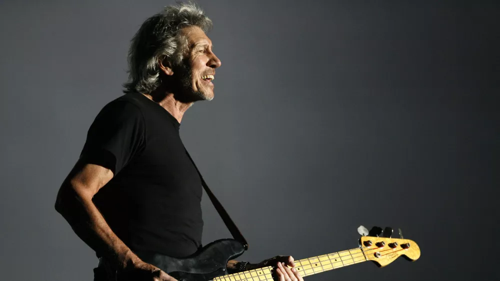 Roger Waters performs at the Coachella Music Festival in Indio, California April 27, 2008. REUTERS/Mario Anzuoni  (UNITED STATES)