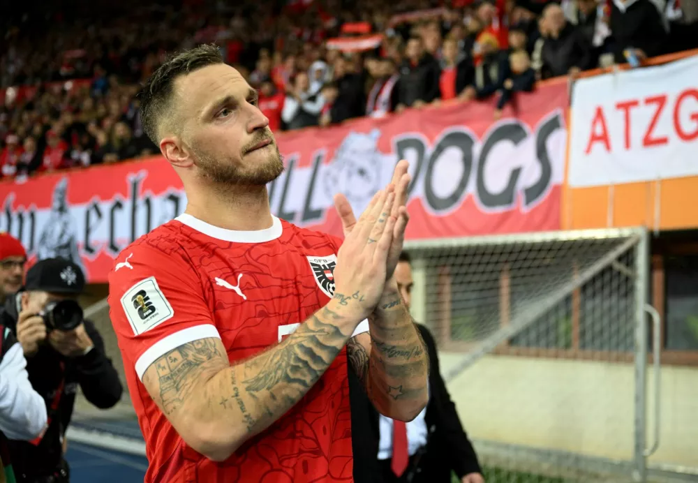Soccer Football - FIFA World Cup - UEFA Qualifiers - Group H - Austria v San Marino - Ernst Happel Stadion, Vienna, Austria - October 9, 2025 Austria's Marko Arnautovic applauds fans after the match REUTERS/Elisabeth Mandl
