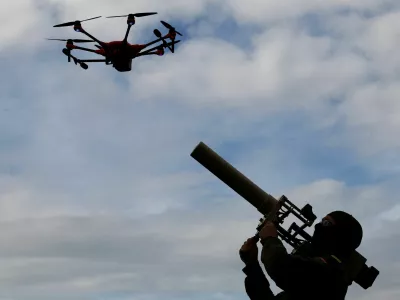 A soldier of the German armed forces demonstrates a HP 47 drone jammer during the defence exercise "Red Storm Bravo" in which civilian and military coordination is trained and led by German army Bundeswehr in Hamburg, Germany, September 26, 2025. REUTERS/Lisi Niesner   TPX IMAGES OF THE DAY