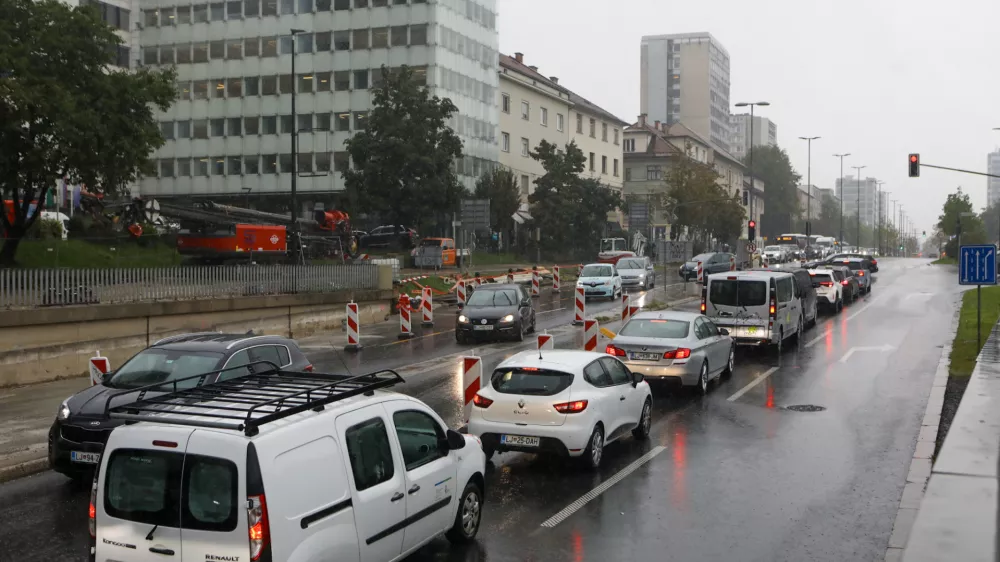 10.9.2025 - Podvoz Dunajska cesta - gradbišče - črpanje vode VO KA - dež deževjeFoto: Luka Cjuha