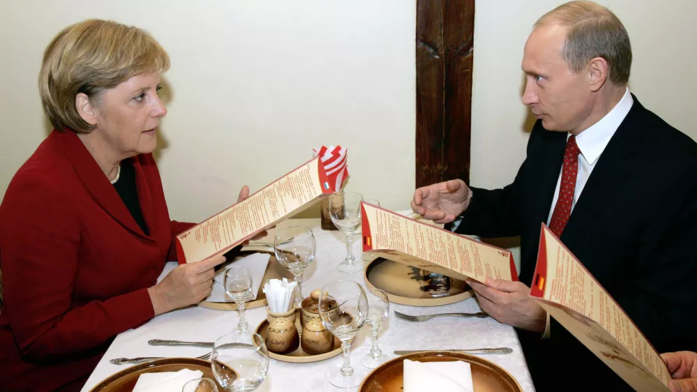 Russian President Vladimir Putin (R) and German Chancellor Angela Merkel talk before lunch at a restaurant in Russia's Siberian city of Tomsk April 27, 2006. Russia hopes to pay off its remaining Paris Club debt completely this year, President Vladimir Putin said on Thursday, although it was not clear from Putin's remarks how it would happen. EDITORIAL USE ONLY  REUTERS/ITAR-TASS/PRESIDENTIAL PRESS SERVICE