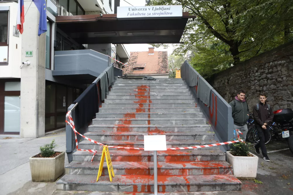 Neznanci z barvo nad fakulteto za strojništvo