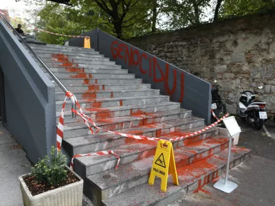 Neznanci z barvo nad fakulteto za strojništvo