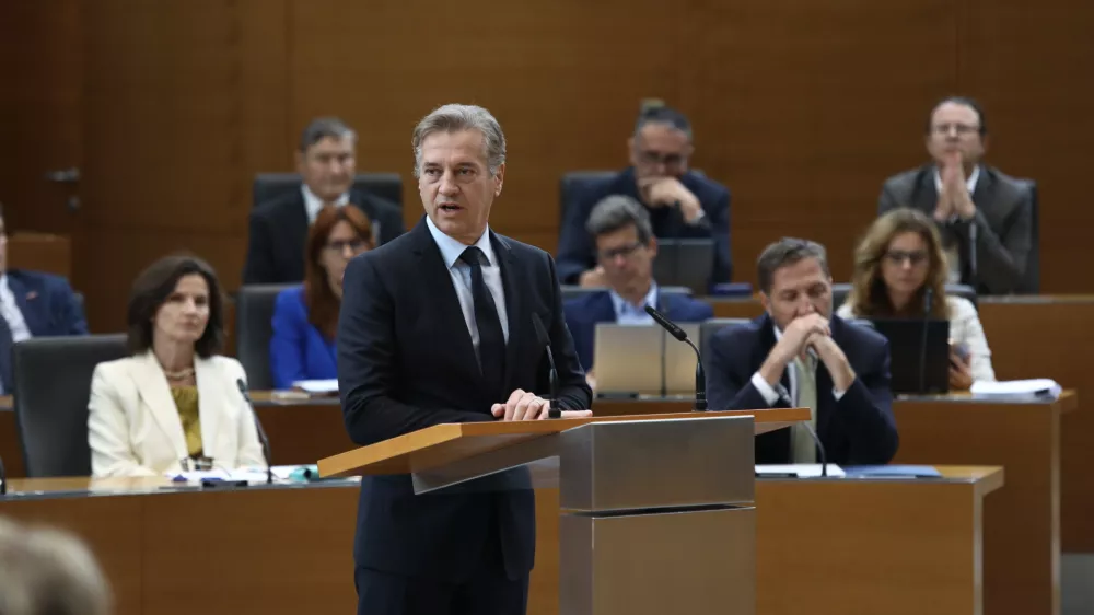 Predsednik vlade Rober Golob6.10.2025 - izredna seja DZ, na kateri bodo predstavili proračunski memorandum 2026-2027, predlog sprememb proračuna RS za leto 2026 in predlog proračuna RS za leto 2027; DZ,Foto: Luka Cjuha