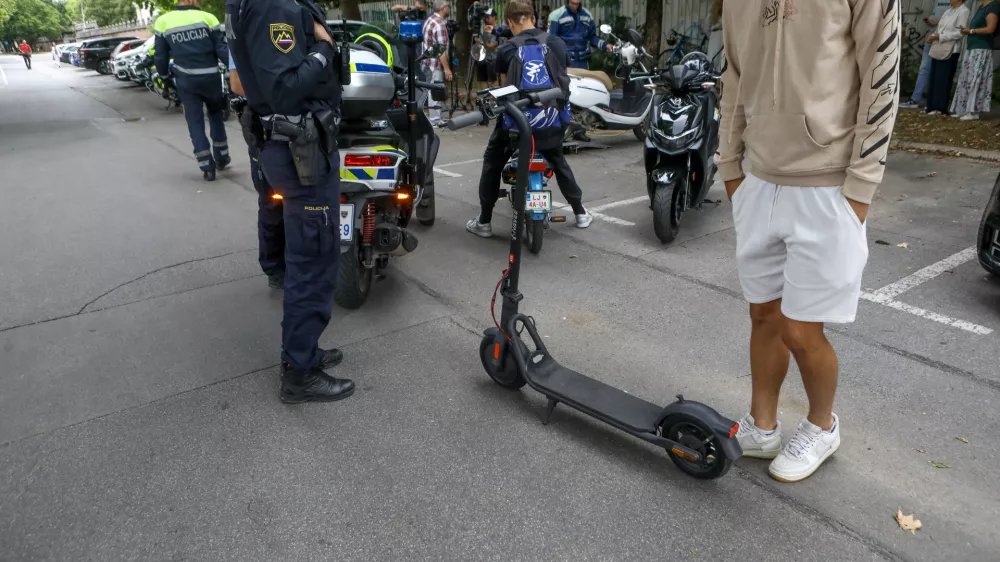 11.7.2025 - policija, nadzor prometa, lahka motorna vozila, skuter, moped, varnost v prometru, skiroFoto: Luka Cjuha