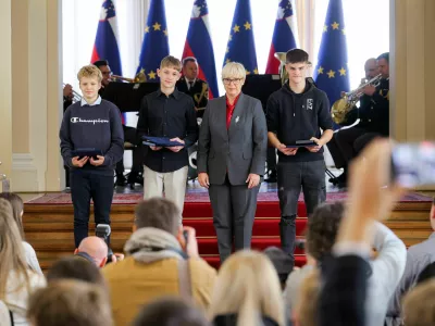 Predsednica republike Natasa Pirc Musar je podelila priznanje - zahvalo za enkratne dosezke Aleksu Kelblju, Marku Kralju in Natanu Hovniku. Podelitev so spremljali dijaki Solskega centra Nova Gorica in dijaki Srednje gozdarske, lesarske in zdravstvene sole Postojna. Foto: Daniel Novakovic/STA
