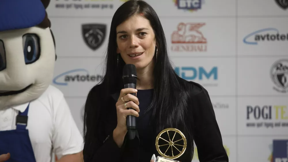 ﻿prejemnica priznanja Zlato Rogovo kolo 2021 Eugenia Bujak - 04.11.2021 - Zlato Rogovo kolo 2021 - prireditev s podelitvijo priznanj najboljšemu slovenskemu kolesarju in kolesarki //FOTO: Luka Cjuha.