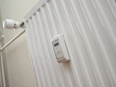 - centralno ogrevanje - delilnik stroškov toplote - daljinsko odcitavanje vrednosti porabe -merilec - radiator //FOTO: Tomaž Zajelšnik