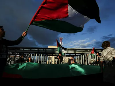 People take part in a pro-Palestinian protest after Israeli forces intercepted the vessels of the Global Sumud Flotilla aiming to reach Gaza and break Israel's naval blockade, on the day of the two-year anniversary of the deadly October 7, 2023 attack on Israel by Hamas from Gaza, in Bogota, Colombia October 7, 2025. REUTERS/Luisa Gonzalez   TPX IMAGES OF THE DAY / Foto: Luisa Gonzalez