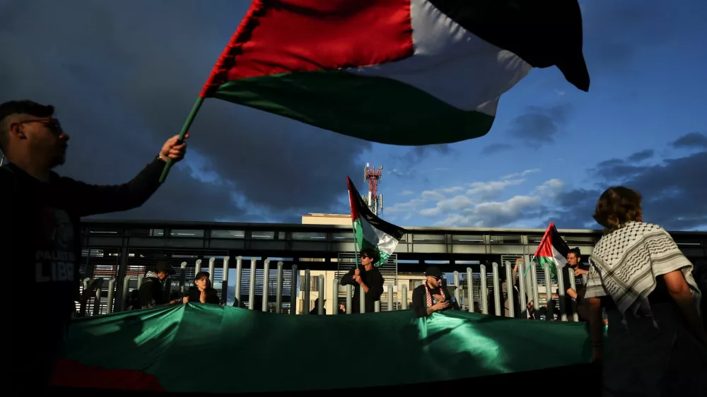 People take part in a pro-Palestinian protest after Israeli forces intercepted the vessels of the Global Sumud Flotilla aiming to reach Gaza and break Israel's naval blockade, on the day of the two-year anniversary of the deadly October 7, 2023 attack on Israel by Hamas from Gaza, in Bogota, Colombia October 7, 2025. REUTERS/Luisa Gonzalez   TPX IMAGES OF THE DAY / Foto: Luisa Gonzalez