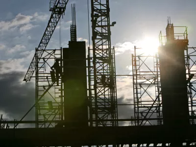 ﻿- simbolična fotografija - gradbeništvo - gradbena dela, gradbeni oder - delavci - - 07.05.2015 - Ljubljana - gradbišče ob Gerbičevi in Koprski ulici za novi Nacionalni gimnastični center Cerar-Pegan-Petkovšek, gradnja sodobnega gimnastičnega centra za razvoj vseh športnih panog pod okriljem Gimnastične zveze Slovenije,//FOTO: Tomaž Skale