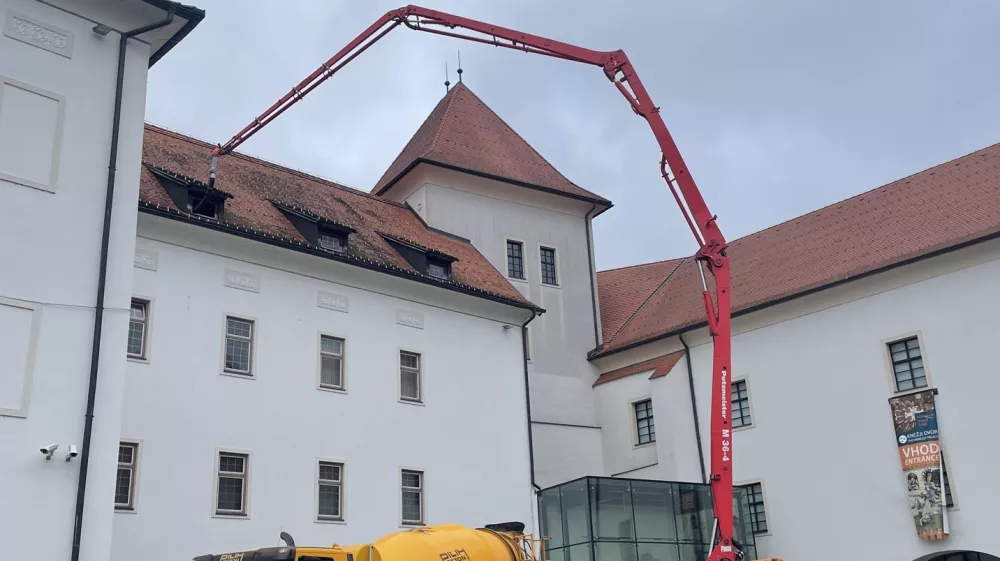 Urejajo mansardo za začasne razstave