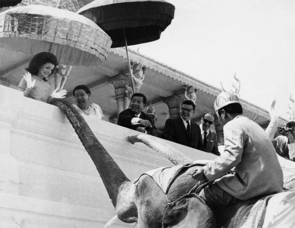  Jacqueline Kennedy na obisku v Kambodžiji. Foto: Profimedia